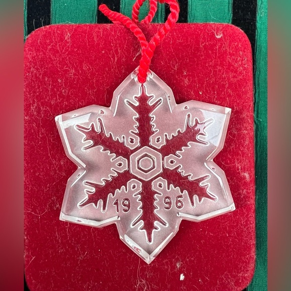 WATERFORD Crystal Holiday Ornament - The Snow Crystal Collection - Picture 2 of 2